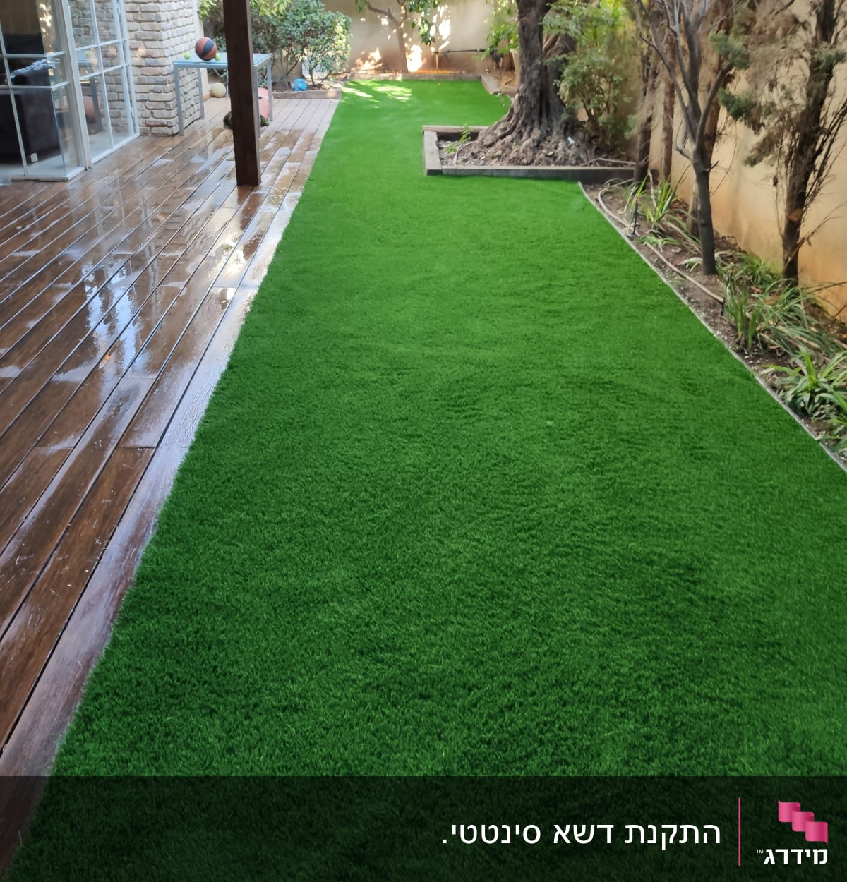 התקנת דשא סינטטי.